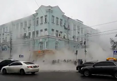 В центре Киева снова прорыв трубы - ВИДЕО
