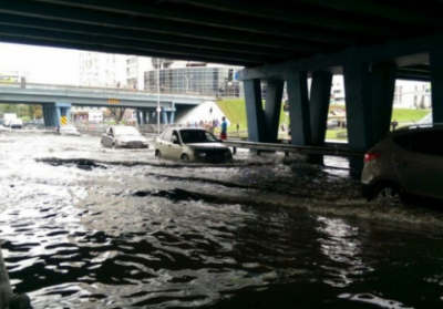 У Києві після дощу затопило дорогу біля метро 