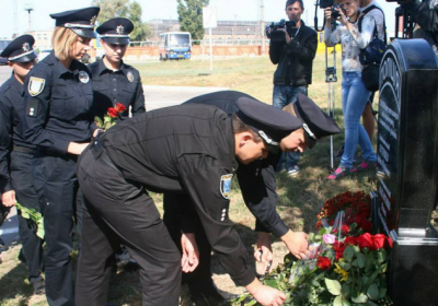 Двум убитым полицейским в Днепре установили мемориал