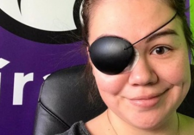 В Ісландії депутатка Піратської партії змушена носити піратську пов'язку через травму ока