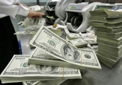 Спекулянти почали притримувати долари в очікуванні девальвації