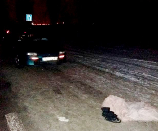 Под Николаевом водитель сбил пьяную 13-летнюю школьницу, которая сидела посреди дороги