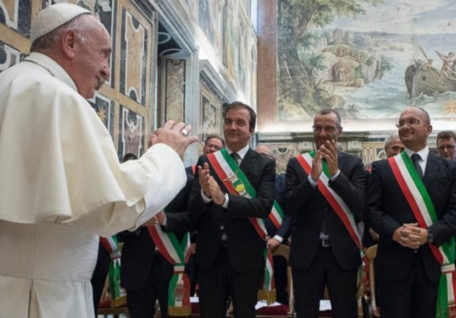 Папа Римский призвал итальянских мэров 