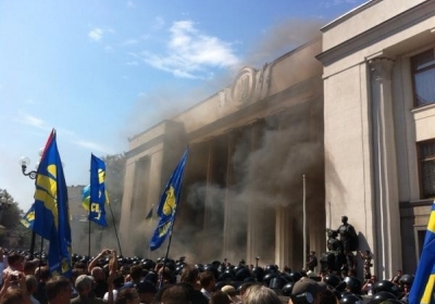 Возле ВР произошло столкновение между протестующими и милицией
