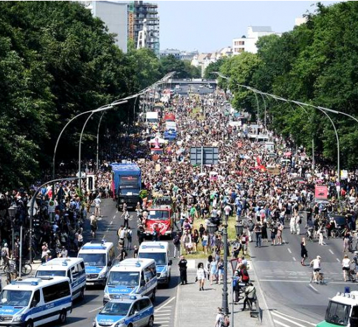 У Берліні прихильники і противники ультраправих вийшли на протестні марші, – ФОТО
