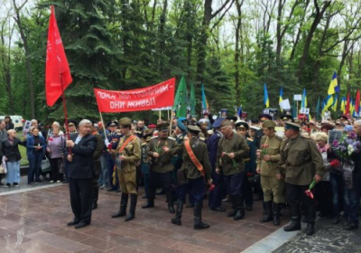 В Харькове произошло столкновение во время возложения цветов к Мемориалу Славы