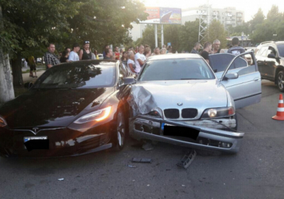 В Одесі підліток на батьковому BMW врізався в електрокар, постраждали двоє осіб