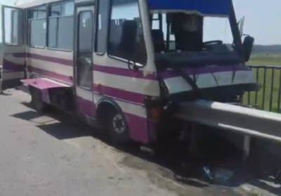 На Львівщині рейсовий автобус влетів у відбійник: є жертви