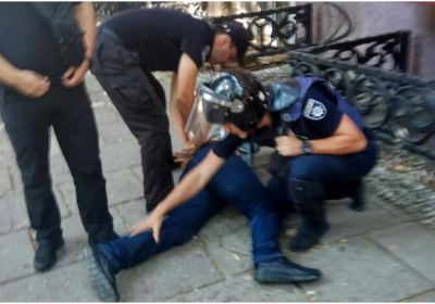 В Одессе произошли столкновения из-за здания больницы: полиция применила газ, задержаны шесть человек