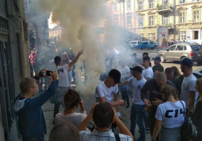 С14 запалили фаєри біля суду у Львові