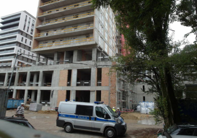 У Польщі український робітник впав з 15 поверху і загинув