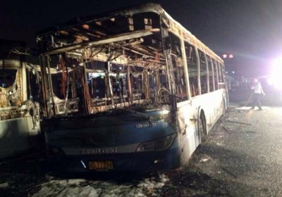 У Китаї в переповненому автобусі згоріло 42 людини