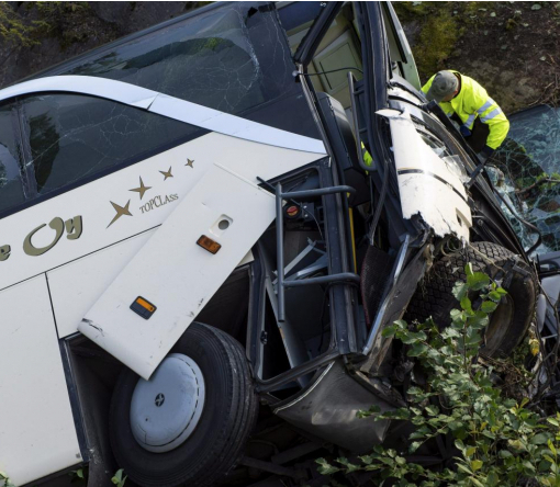 Пасажирський автобус зірвався з мосту у Фінляндії: четверо людей загинули