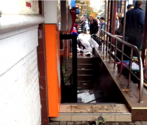 Вода из теплотрассы затопило столичный магазин: три женщины оказались в кипятке