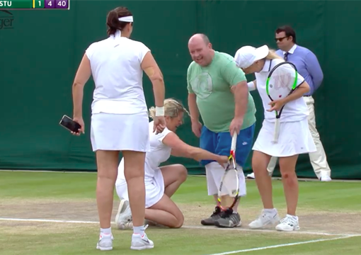 Теннисистка во время матча на Уимблдоне предложила болельщику сыграть вместо нее - ВИДЕО