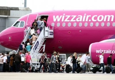 Лоукостер Wizz Air у розпал сезону скорочує рейси на популярних напрямках