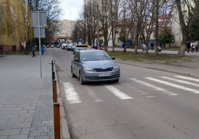 Во Львове автомобиль сбил двух 15-летних школьников на пешеходном переходе