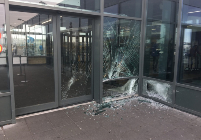 В Исландии преступник на угнанном авто врезался в зал прибытия аэропорта