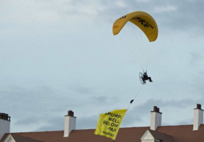 У Шотландії затримала члена Greenpeace, який пролетів над курортом Трампа із протестним плакатом