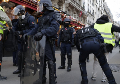 В Париже демонстранты напали на полицейских, один из них достал оружие