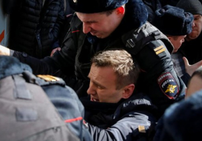 Навального арестовали, суд в понедельник