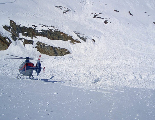 Три человека в Альпах сорвались с вертолета спасателей в пропасть
