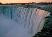 Десятилетний мальчик упал в Ниагарский водопад во время фотосессии