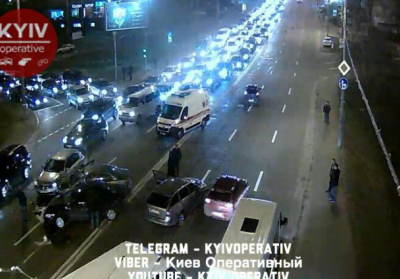 В Киеве столкнулись четыре автомобиля, есть пострадавшие