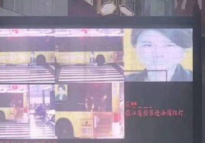 У Китаї штучний інтелект оштрафував портрет на автобусі за нібито перехід на червоне світло