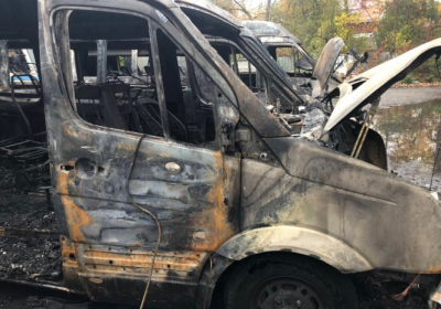 У Києві на подвір'ї будинку згоріли чотири мікроавтобуси
