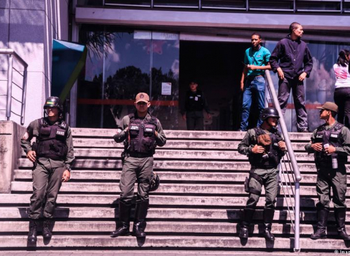 В Венесуэле из-за нехватки продовольствия военные начали охранять супермаркеты