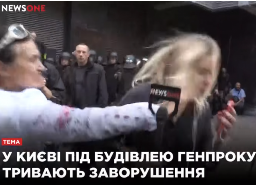 На журналистку NewsOne напали в прямом эфире - ВИДЕО