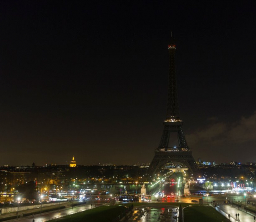 В Парижі освітлення Ейфелевої вежі вимикатимуть раніше через енергокризу