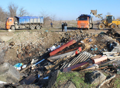 В окупованому Криму чиновників завалили сміттям