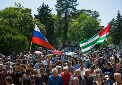 Демократія по-російськи: за виборами в самопроголошеній Абхазії спостерігають представники ДНР