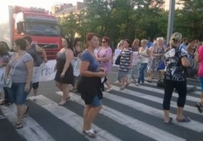 У Миколаєві міліція відтіснила родичів десантників, які заблокували міст, - фото 