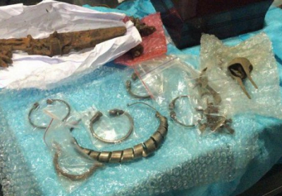 В Борисполе у ​​гражданина Украины изъяли 103 антикварных предметы, которые он пытался вывезти в Нидерлан