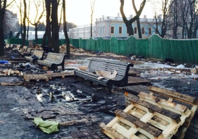 Евромайданавци уберут  за сторонниками Януковича в Мариинском парке