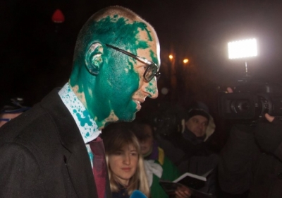 Під час візиту до Тимошенко Яценюка і Турчинова облили зеленкою