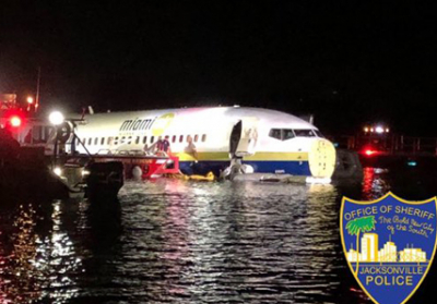 В США самолет с 143 людьми попал в реку, есть пострадавшие