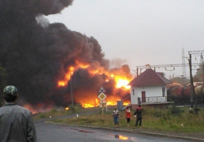На Черкащині товарний поїзд із нафтою зійшов з рейок і загорівся