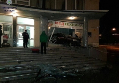 В Одессе пьяный водитель влетел в витрину магазина, убегая от полицейских
