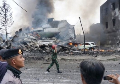 В Индонезии военный самолет упал на жилой квартал: погибли более 30 человек, - фото