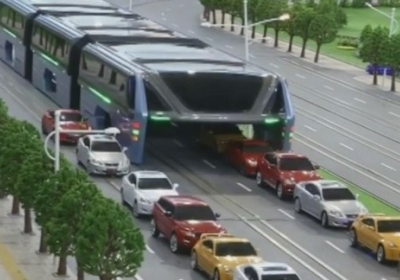 У Китаї протестували автобус, під яким можуть проїжджати автомобілі, - ВІДЕО