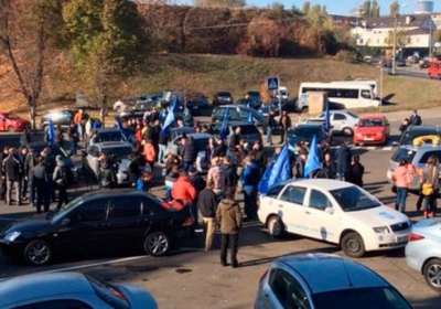 Сотня автомобілів вирушила до Порошенка: їх зустріли 