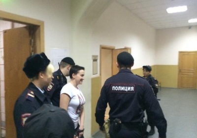 Українську льотчицю Савченко привели до зали суду під конвоєм з собакою