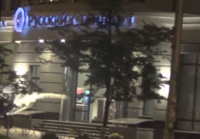 Російський банк у центрі Києва вночі закидали димовими шашками та феєрверками, - відео