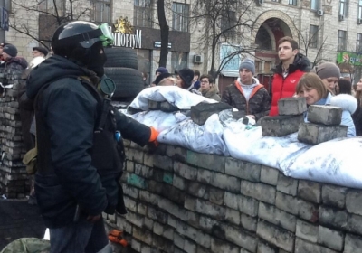 Як за бетонною стіною: активісти укріпили барикади в середмісті Києва
