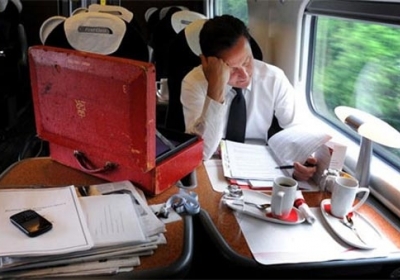 Англійські ЗМІ: здається, голова Кемерона порожня - він залишив у потязі міністерський кейс 