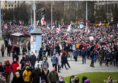 У Мінську силовики розганяють протести пострілами й світлошумовими гранатами 